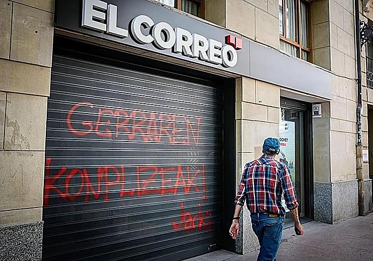 Realizan pintadas contra la sede de El Correo en Vitoria y la rotativa