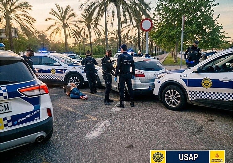 Detienen en Valencia a un taxista ilegal que triplicaba la tasa de alcohol y huyó con cuatro pasajeros