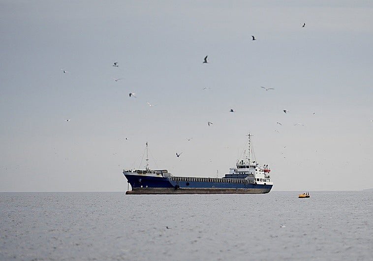 Trump anuncia más negociaciones después de que Irán ataque varios barcos en Ormuz