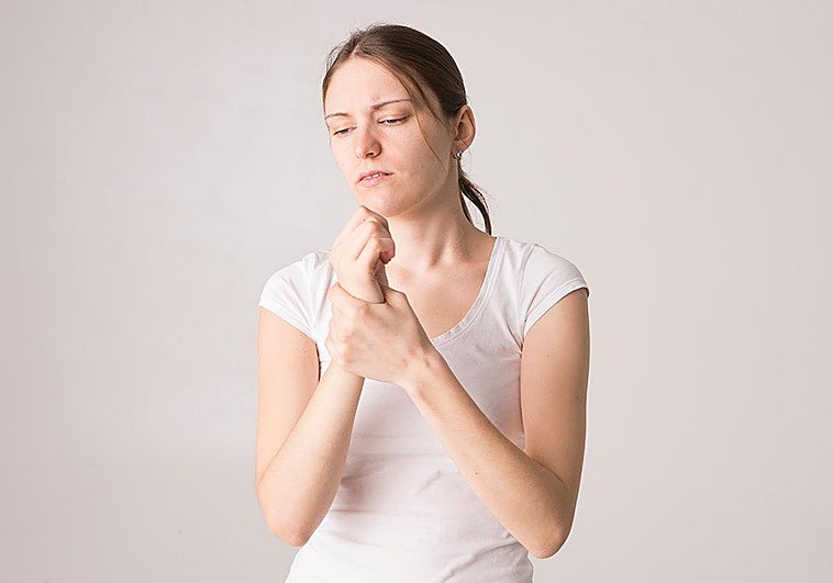 Hacer la letra muy pequeña, perder olfato... estos son los síntomas que anticipan el párkinson