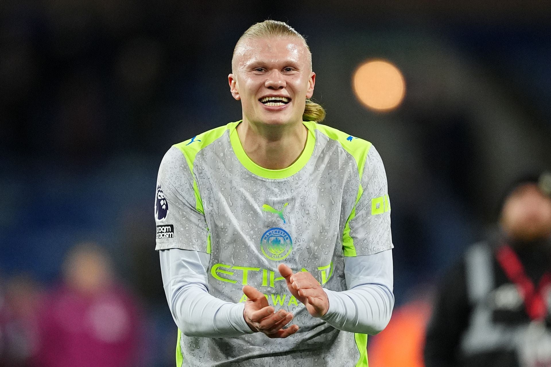 Erling Haaland, bu Çarşamba günü Burnley'e karşı Manchester City'ye liderlik eden zaferi kutluyor.