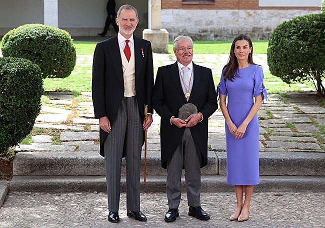 Ödülü aldıktan sonra Felipe VI ve Kraliçe Letizia'nın yanında yer alan Gonzalo Celorio