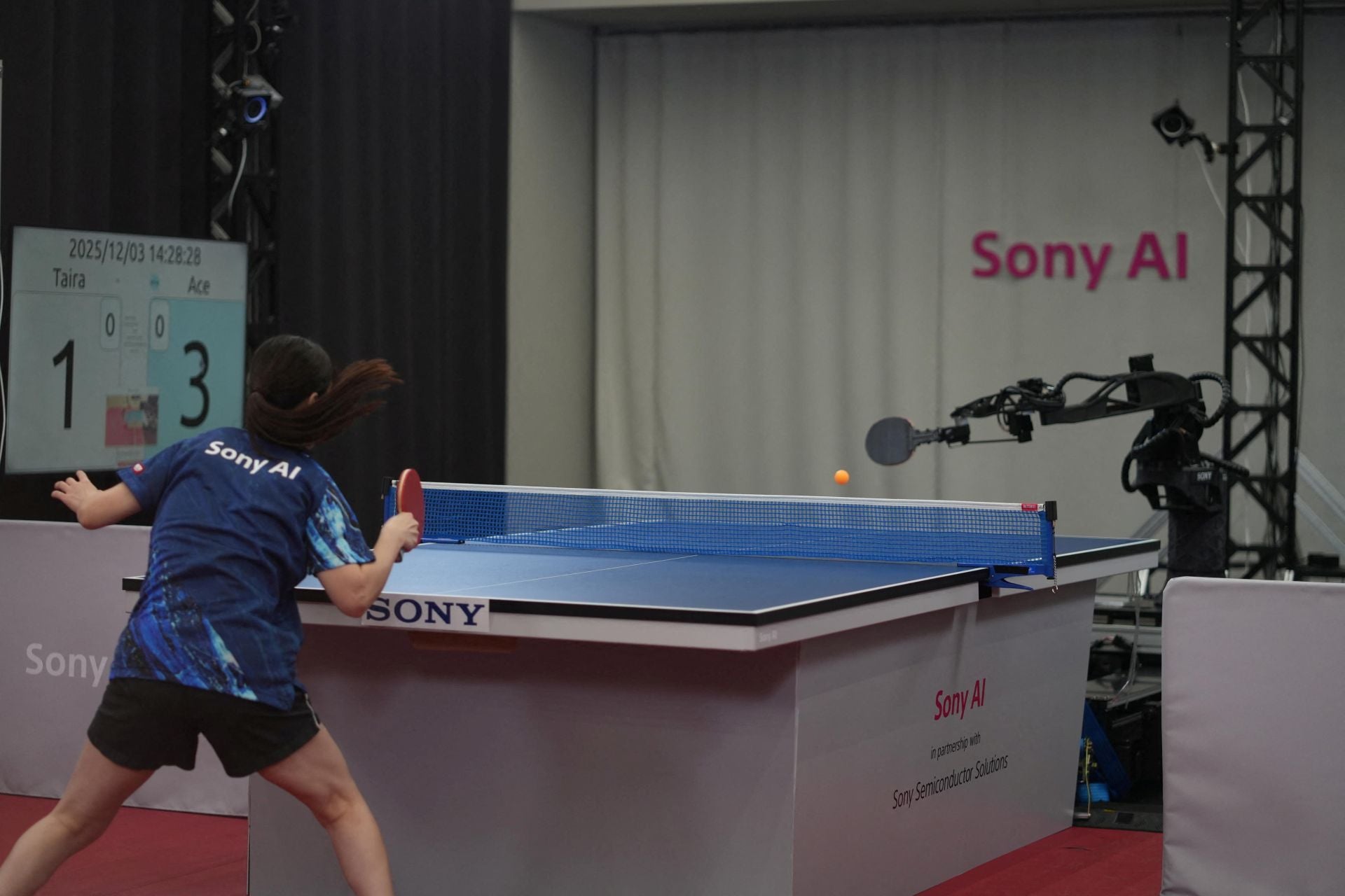 Un jugador de ping pong compite contra Ace.