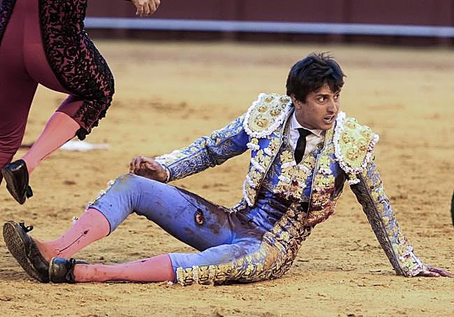 Roca Rey en el suelo tras la cogida.