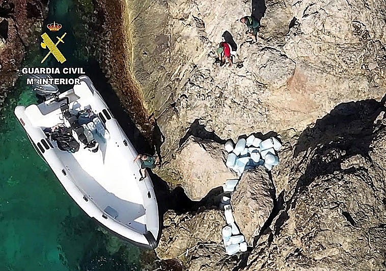 Cae en Murcia y Almería una banda que suministraba combustible a pateras taxi