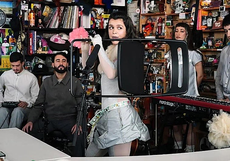 Amaia y la silla-flauta que aprendió a tocar con Xavier Lozano, que hace música con vallas, muletas, ladrillos, una bici...