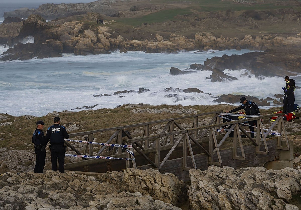 Agentes de la Policía Local de Santander precintan la pasarela siniestrada.