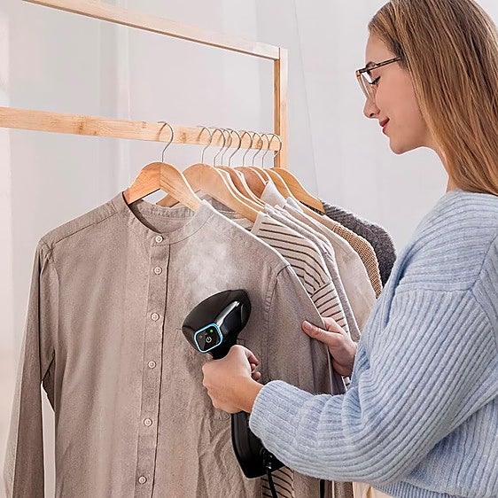 Si viajas mucho (o no), no te pierdas estas prácticas planchas verticales compactas