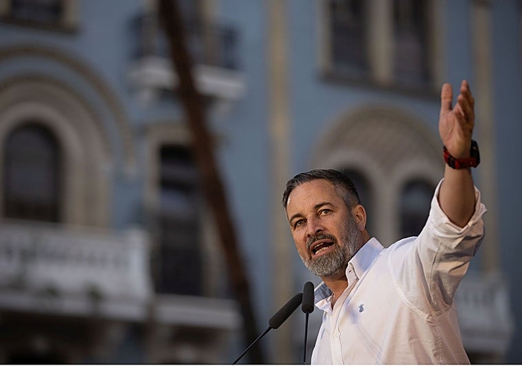 Vox coge aire con la 'prioridad nacional' y vuelve a apretar al PP