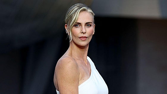 Charlize Theron se confiesa con Drew Barrymore: «No creo que pudiera volver a vivir con alguien»
