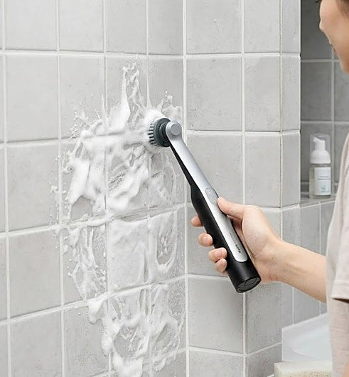 Limpia las juntas de los azulejos sin esfuerzo y con resultados perfectos con el cepillo eléctrico HOTO Wand