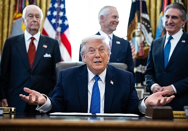 Trump anuncia que subirá los aranceles a coches y camiones de la Unión Europea al 25%