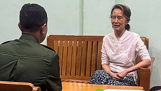La junta militar birmana traslada de prisión a arresto domiciliario a la Nobel de la Paz Aung San Suu Kyi