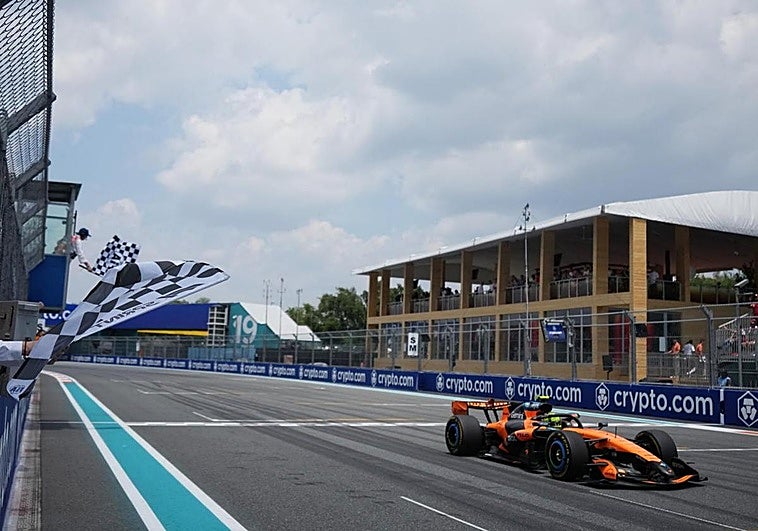 Norris y McLaren beben champán por primera vez en 2026