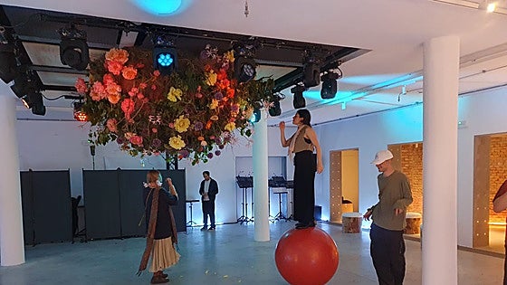 Flores y ambiente 'after' en el regreso de Rusia al certamen