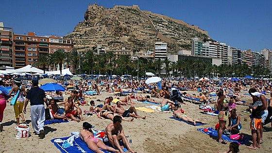 El repunte de turistas por la guerra «suavizará» el impacto del conflicto en la economía española
