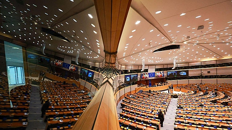 Bruselas advierte de que la regularización de migrantes «podría afectar» a otros Estados miembros
