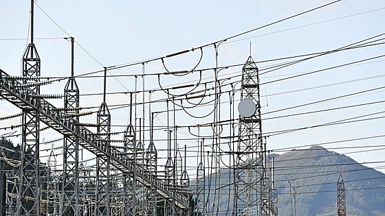 La red eléctrica arrastra hasta una década de retraso en infraestructuras clave para conectar nueva demanda