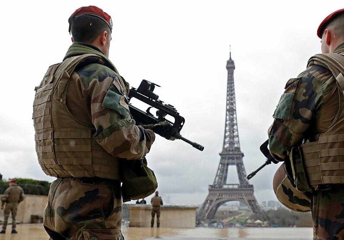 Un grupo de agentes antiterroristas cerca de la Torre Eiffel de París