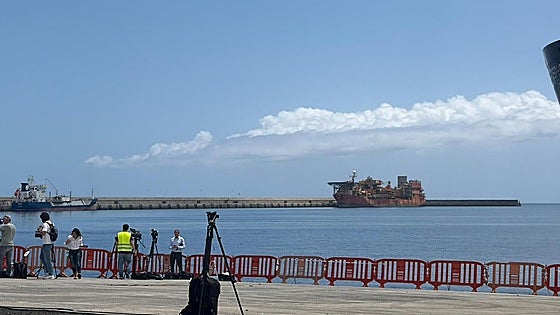 Incertidumbre en Tenerife mientras el puerto se prepara para la llegada del crucero con hantavirus: «No sabemos lo que va a pasar»