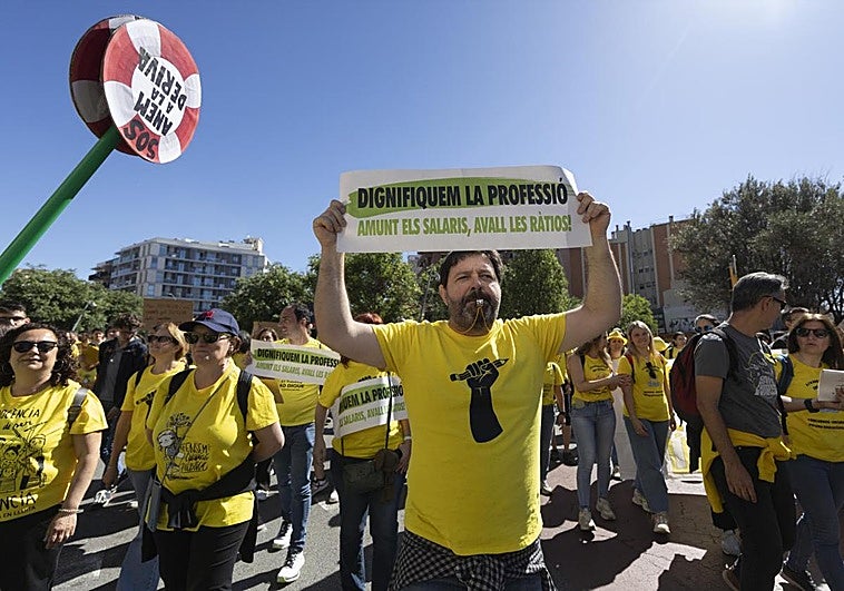 Los docentes cortan los accesos a Barcelona en una nueva jornada de huelga en Cataluña