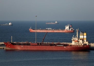 Un buque en el estrecho de Ormuz, frente a la costa de la provincia de Musandam, en Omán