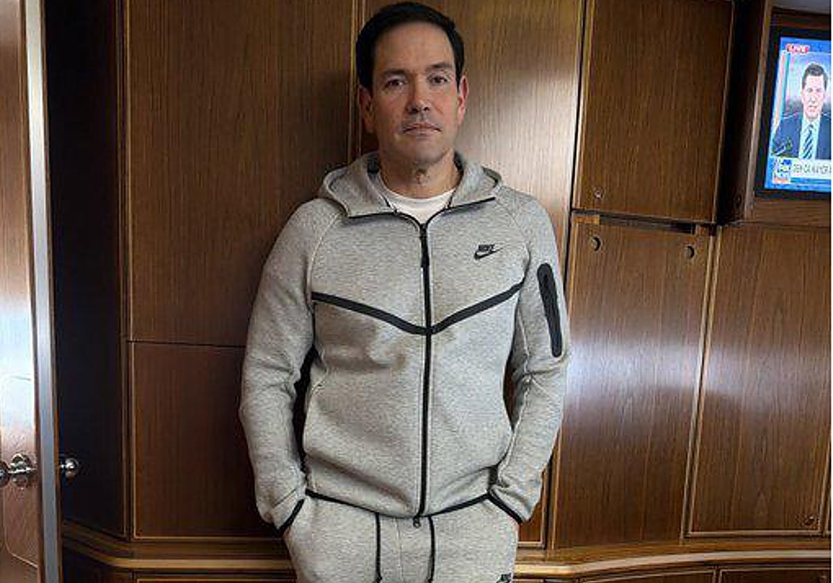 Marco Rubio posa en el Air Force One con un chándal idéntico al que llevaba Maduro el día de su detención.