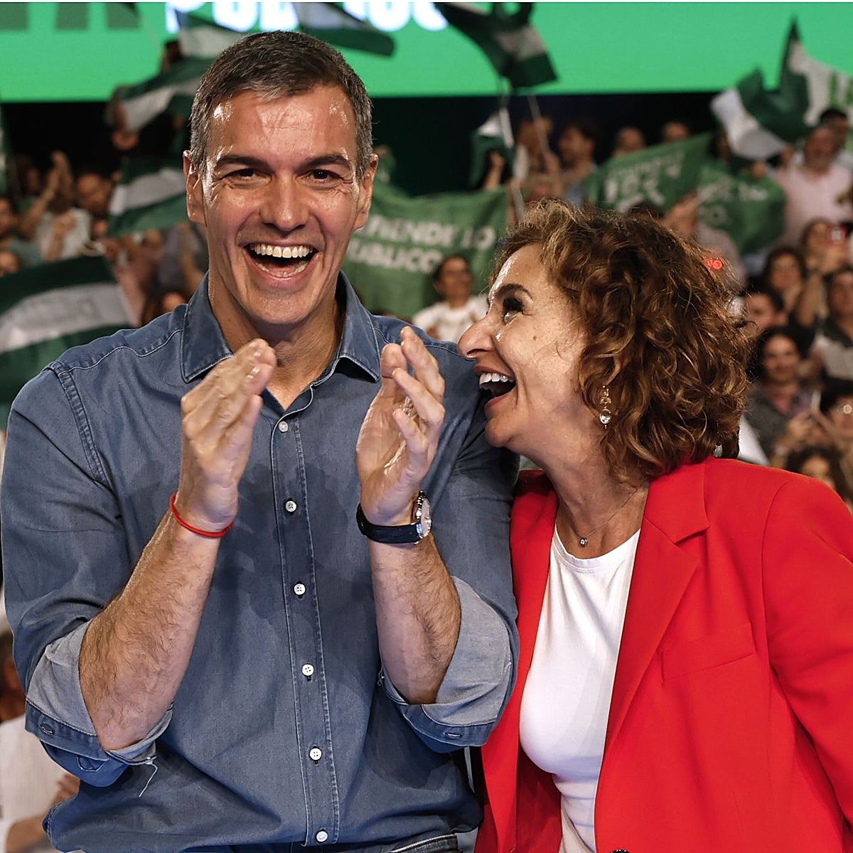 Sánchez junto a Montero el viernes en el cierre de campaña en Sevilla.