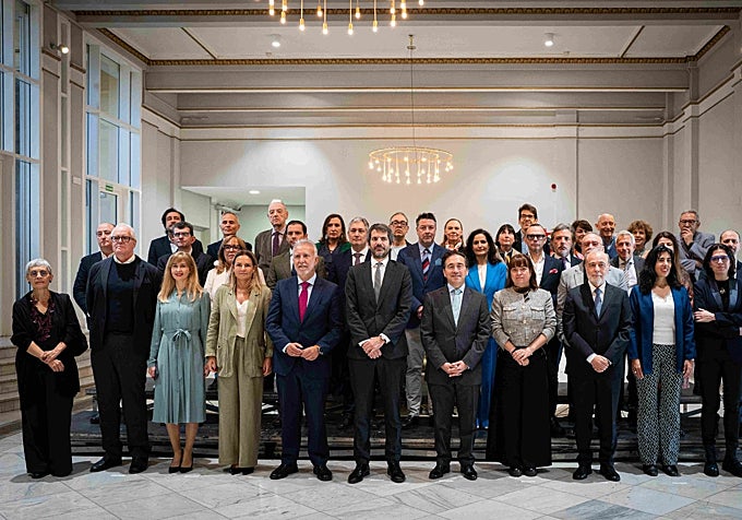 Foto de familia de la sesión constitutiva de la Comisión Nacional para el centenario de la Generación del 27.