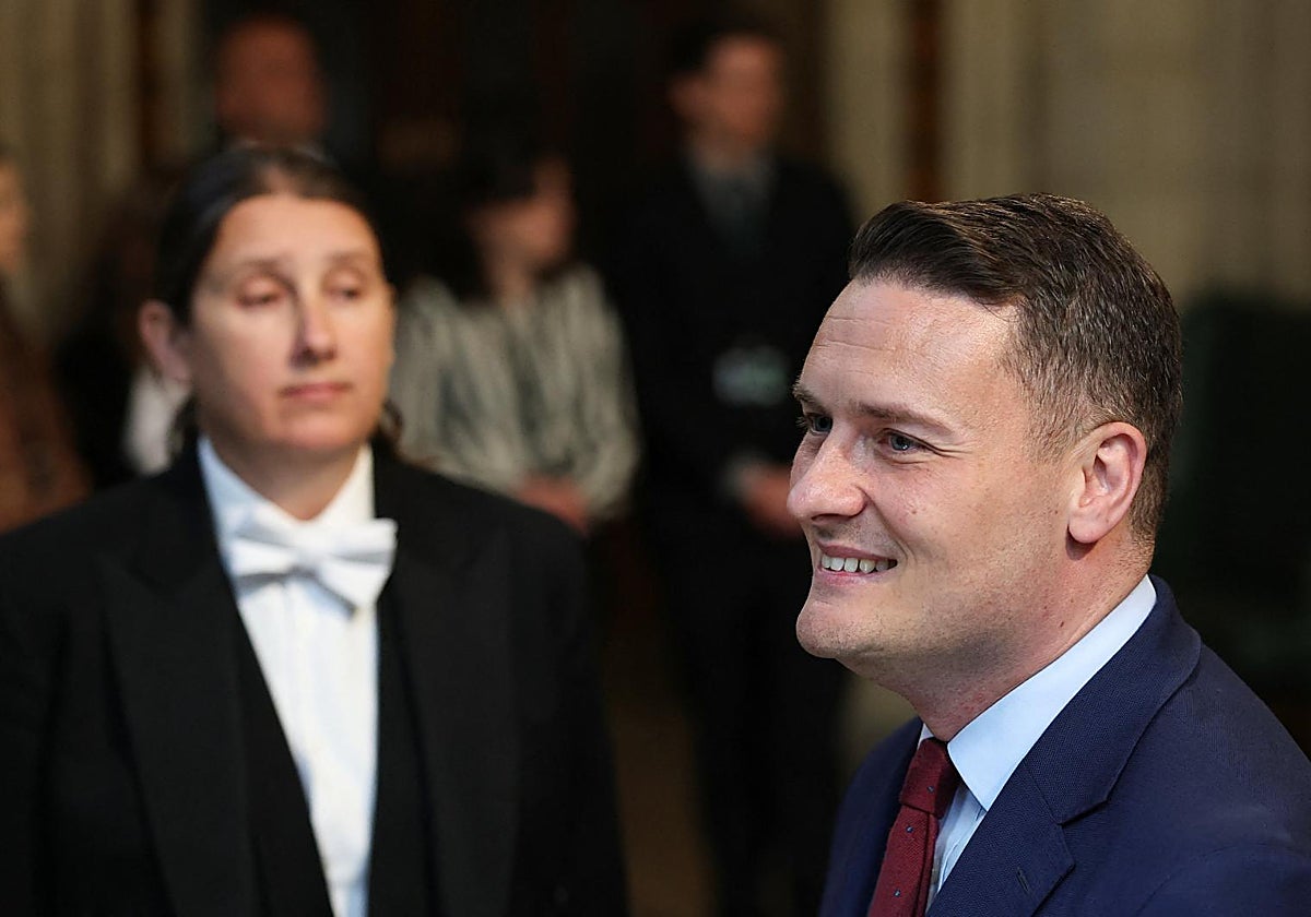 Dimite el ministro de Salud británico, que podría disputar el liderazgo a Starmer