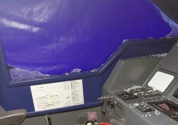 Estado de la nave de Vigilancia Aduanera tras el choque con una narcolancha.