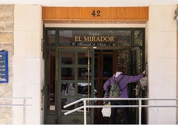 Una vecina llama al telefonillo del portal donde fueron halladas ambas sin vida el pasado martes
