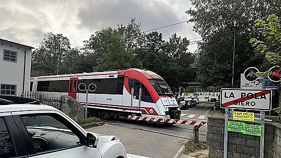 Un tren arrolla a un joven junto al paso a nivel de El Bayu en Pola de Siero