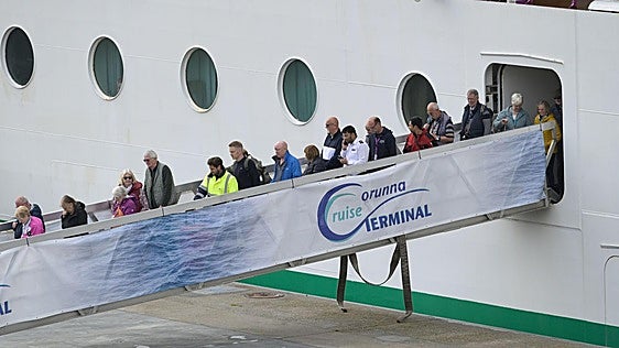 Sanidad autoriza el desembarque en La Coruña del crucero con 21 personas aisladas por gastroenteritis