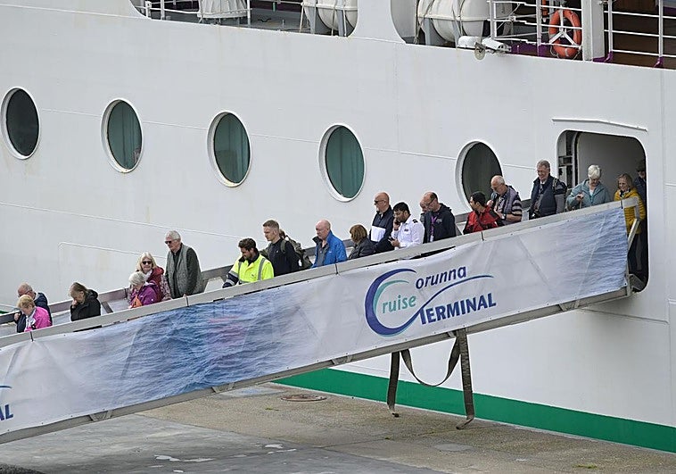 El crucero aislado por un brote de gastroenteritis atraca en La Coruña
