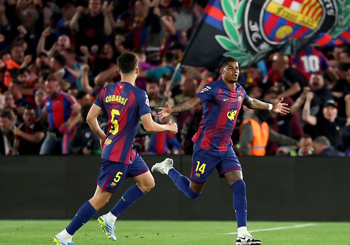 Pau Cubarsí y Marcus Rashford celebran ante su afición el gol del inglés frente al Real Madrid en el último clásico