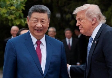 Xi Jinping ayağa kalktı