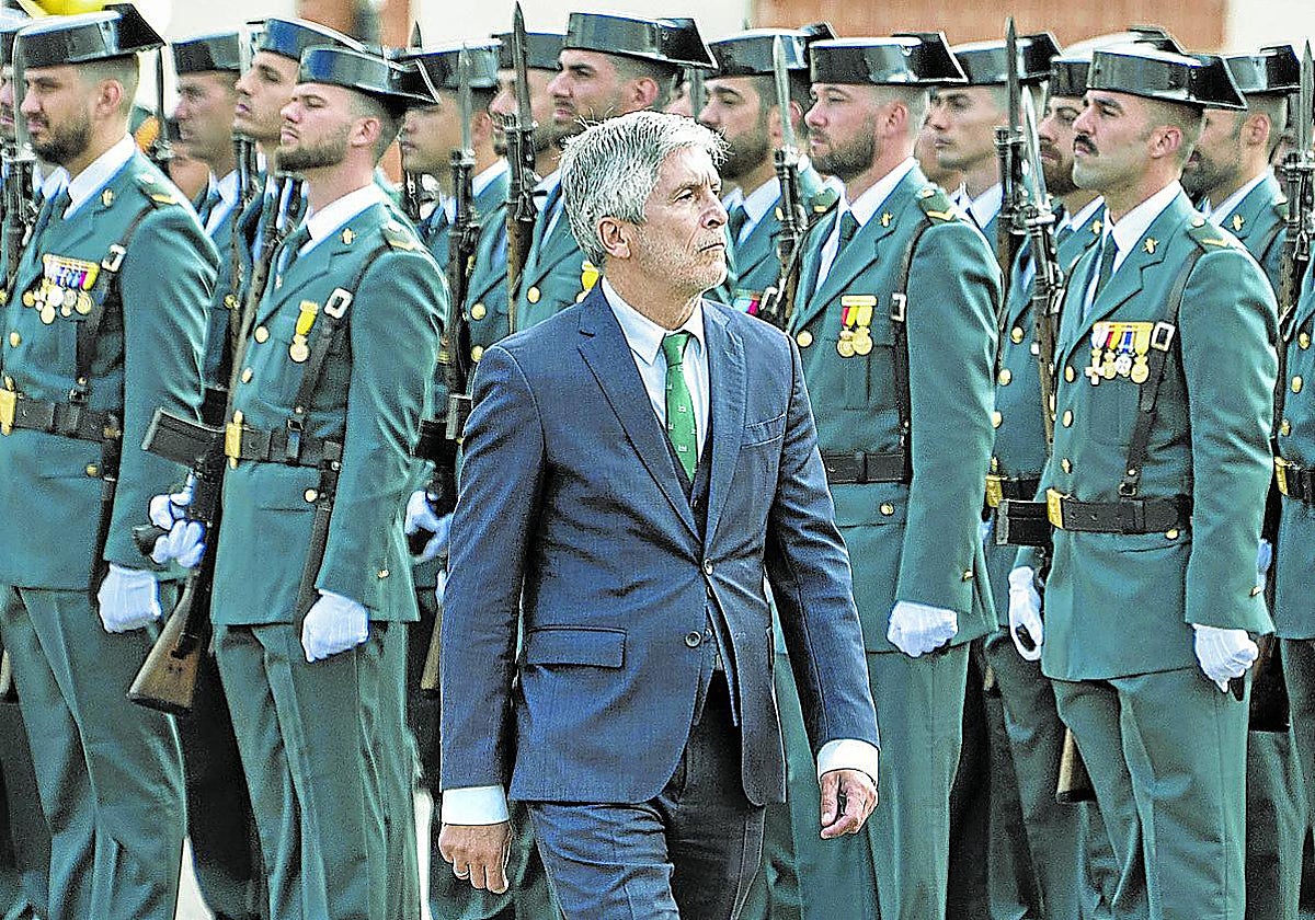Marlaska pasa revista a los miembros de la Guardia Civil en Baeza