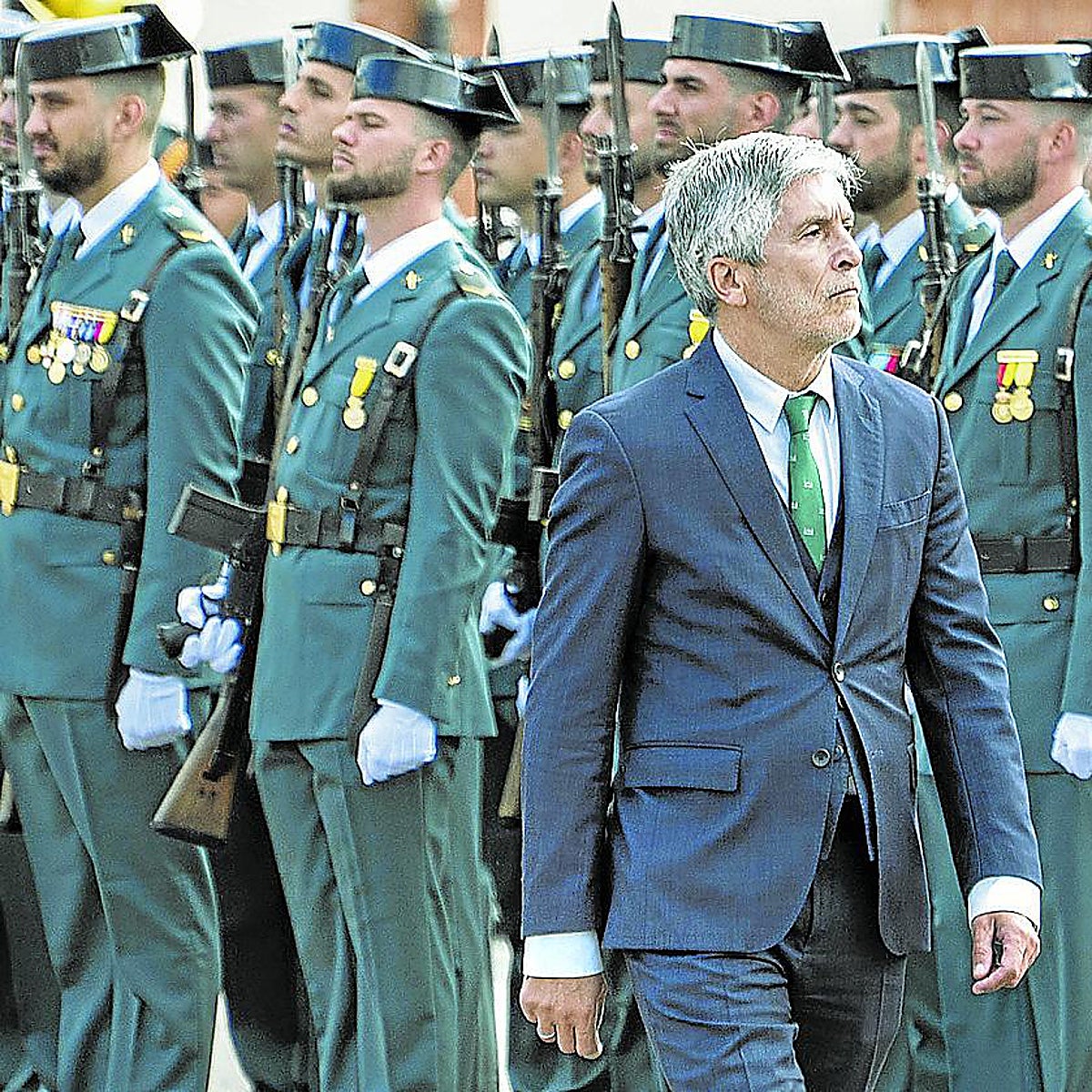 Marlaska pasa revista a los miembros de la Guardia Civil en Baeza