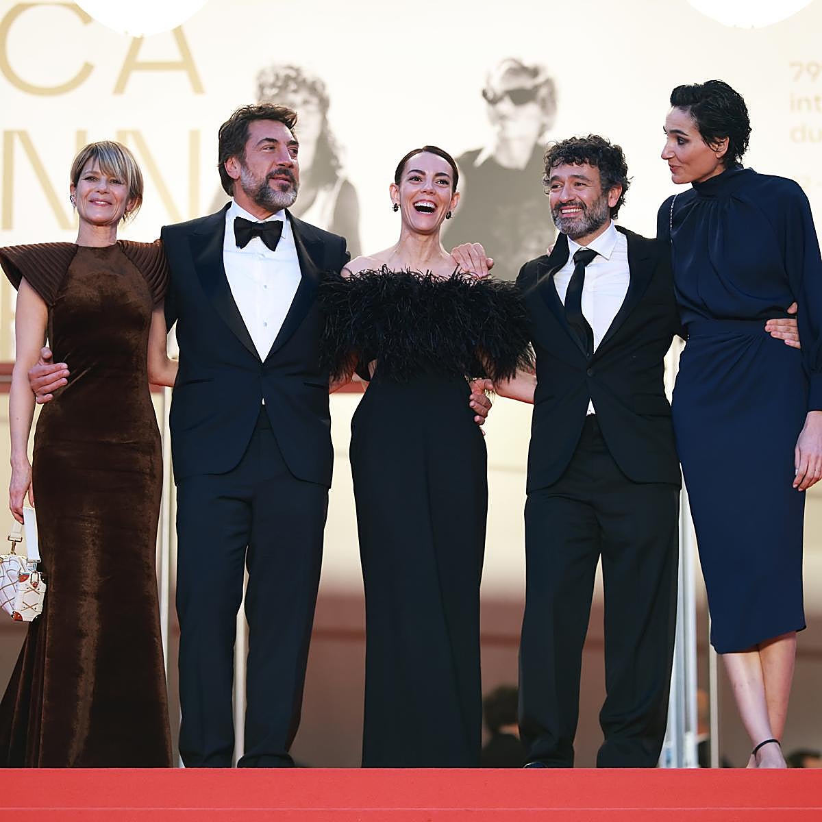 Marina Fois, Javier Bardem, Victoria Luengo, el director Rodrigo Sorogoyen e Isabel Peña tras el estreno de 'El Ser Querido' durante el 79º Festival de Cine de Cannes