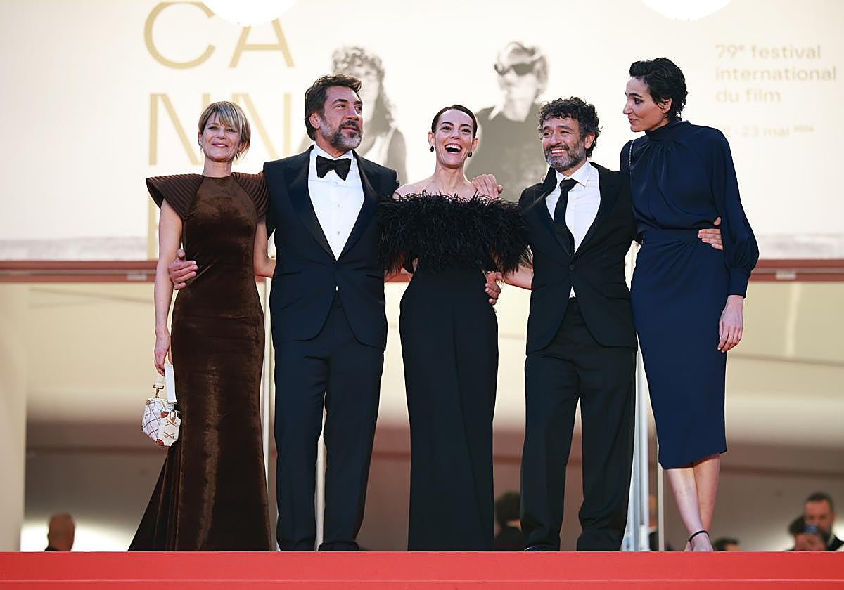 Marina Fois, Javier Bardem, Victoria Luengo, el director Rodrigo Sorogoyen e Isabel Peña tras el estreno de 'El Ser Querido' durante el 79º Festival de Cine de Cannes
