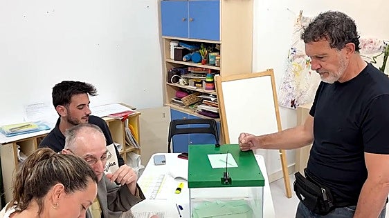 Fenómeno fan durante la votación de Antonio Banderas: «¡El selfie de todos los años!»