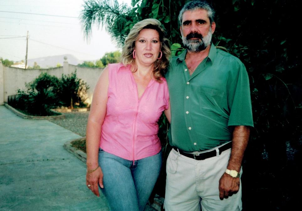 Lucía Garrido y Manuel Alonso, posando en la Finca de los Naranjos.