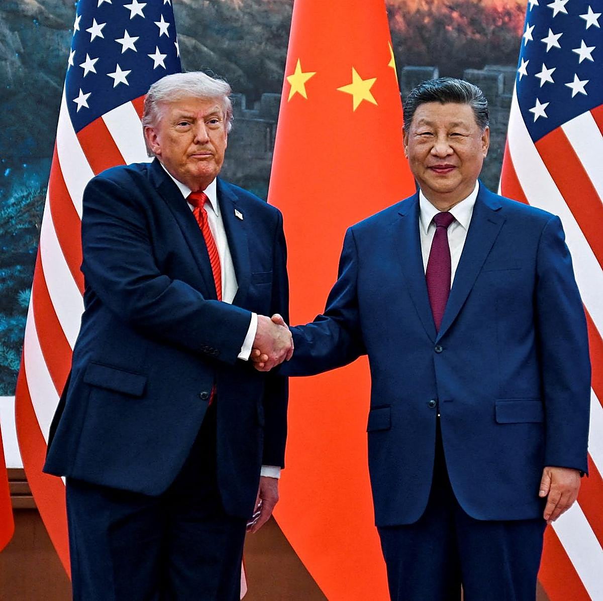 Donald Trump y Xi Jinping se estrechan la mano