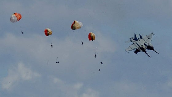 Espectacular colisión de dos aviones en pleno vuelo en una exhibición en EE UU