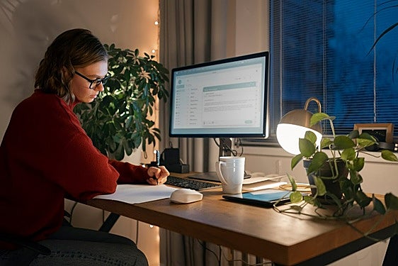 Los mejores monitores OLED para trabajar en sitios pequeños sin problema