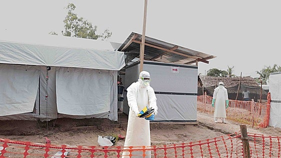 El brote de ébola sale de África y ya hay un estadounidense infectado