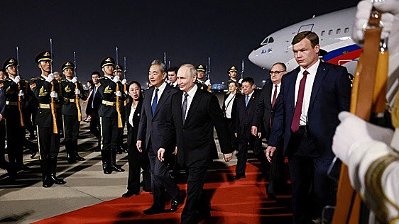 Putin aterriza en Pekín para reunirse con Xi Jinping: la crisis energética acerca aún más a Rusia y China