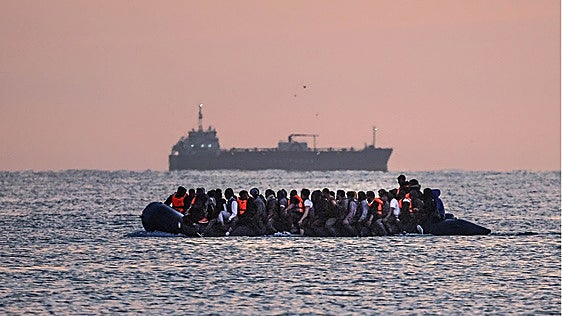 Las restricciones de entradas de Starmer redujeron la migración neta a casi la mitad en 2025