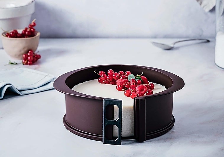 Prepara deliciosos postres y sírvelos sin romperlos con estos moldes desmontables con base de cristal